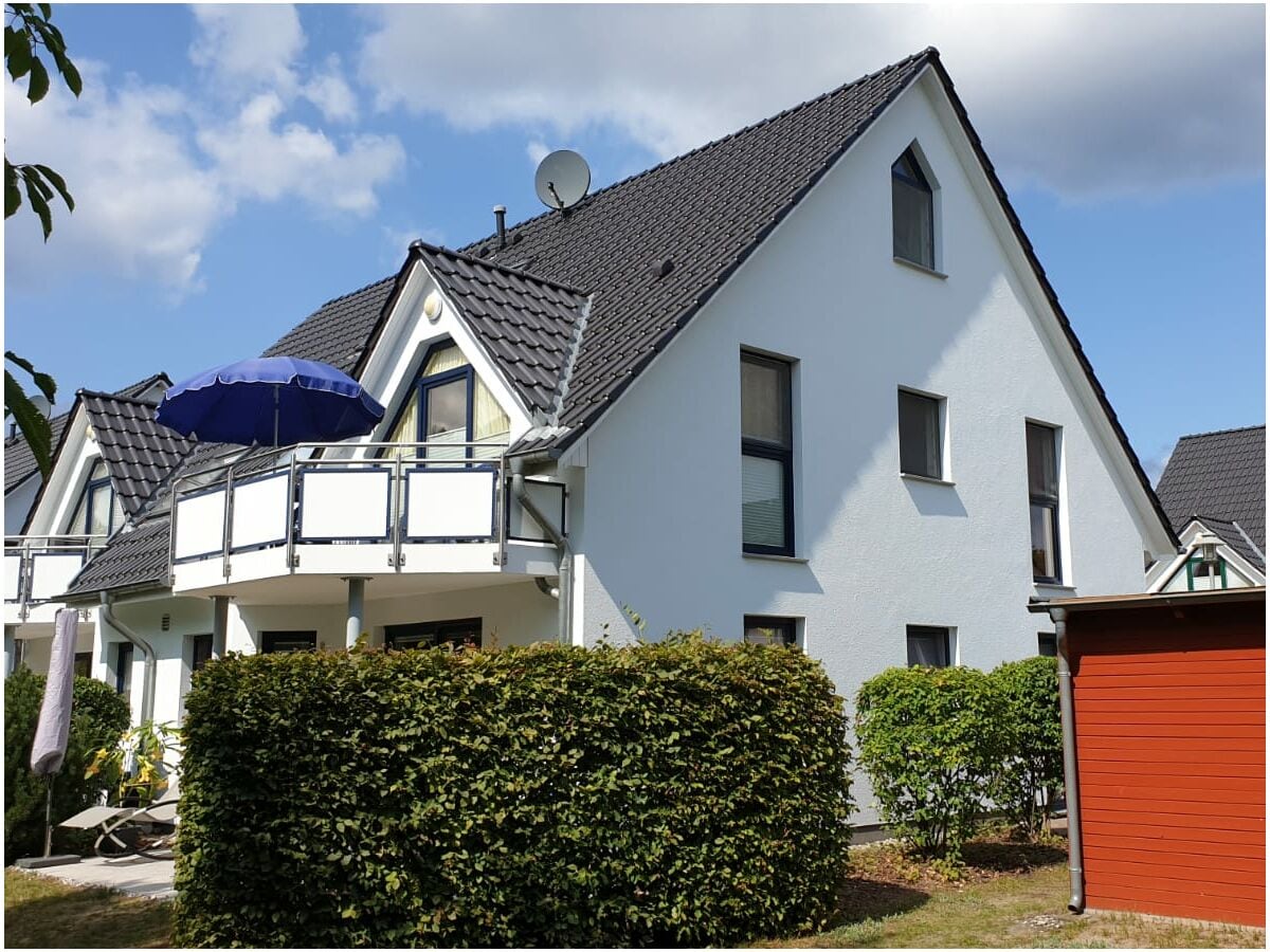 Außenansicht mit Südbalkon und Fahrradschuppen