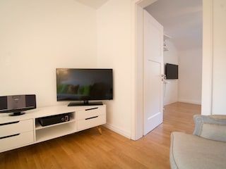Flat TV im Wohnzimmer und Schlafzimmer (hinten)
