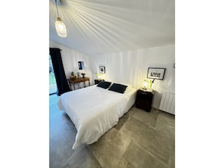 Masterbedroom mit direkter Türe zur Terrasse / Garten