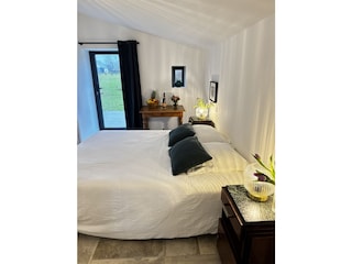 Masterbedroom im EG mit direktem Zugang zur Terrasse