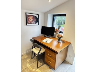 Homeoffice? separates Büro mit Bildschirm