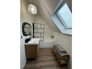 im OG Bad mit  WC + Dusche in der Badewanne