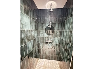 schöne große italienische Dusche (ebenerdig) EG