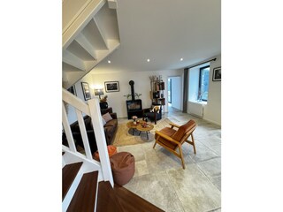 Sitzecke vor dem Kaminofen rechts von der Treppe