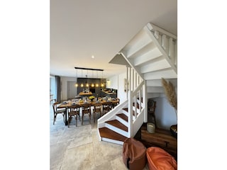 der schöne Helle Wohn Ess Bereich / Treppe zu 3 Zimmern