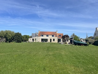 Die Villa im riesigen Garten (nicht eingezäunt)