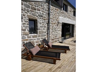 neben dem Gartentisch die kleine Sonnenterrasse