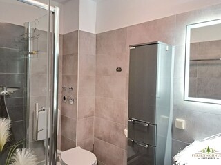 Modernes, renoviertes Bad