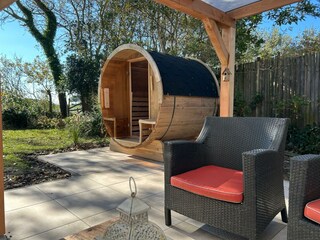 Sauna genießen und danach auf der Terrasse abkühlen.