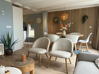 Stilvolle Einrichtung mit Holzdetails.