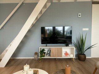 Entspanntes Fernsehen auf einem großen Bildschirm.