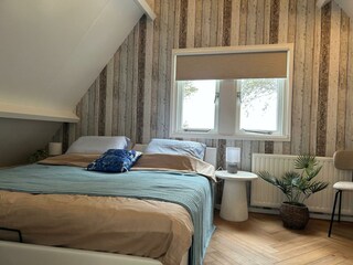 Hauptschlafzimmer mit einem komfortablen Kingsize-Bett.