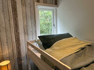 Auch das obere Bett (90 x 200 cm) ist geräumig.