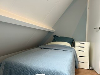 Jedes Bett verfügt über einen eigenen Stauraum.