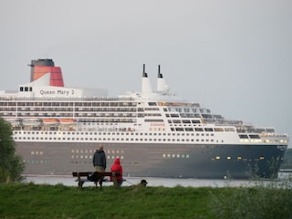 Blick aus der Kajüte 4, die QM2 fährt vorbei
