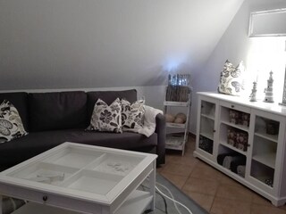 Gemütliches Wohnzimmer mit Sofa