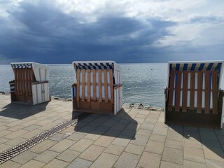 Strandkörbe am Meer