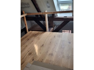 Galerie mit Parkettboden.