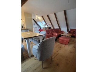 Großzügiges Wohnzimmer mit Essgruppe.