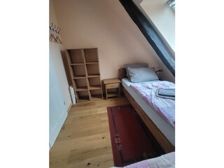 Zwei Einzelbetten und viel Platz für die Wäsche.