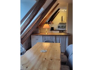 Blick vom Esstisch auf die Küchentheke.