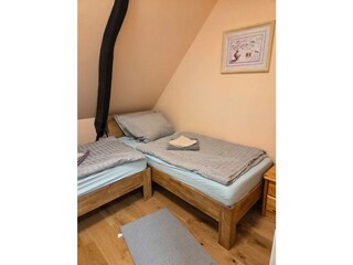 Das Schlafzimmer mit zwei Einzelbetten.