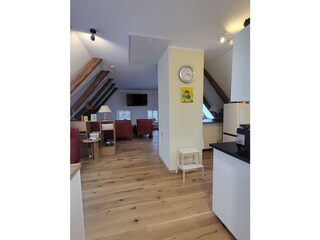 Blick vom Flur ins große Wohnzimmer.