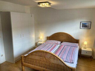 Schlafzimmer mit Kleiderschrank und TV