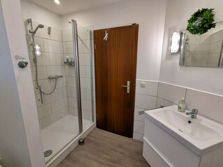 Badezimmer mit großzügiger Dusche...