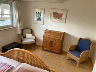 Sitzgelegenheiten und Sekretär im Schlafzimmer