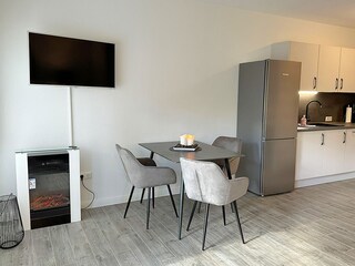 Kamin, Essbereich und Küche