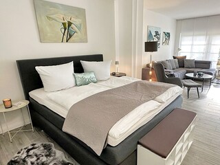 Bett mit durchgehender Matratze