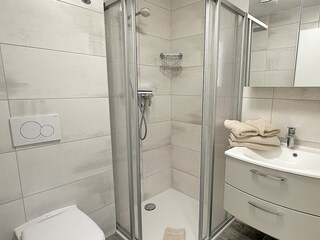 Bad mit Dusche und WC