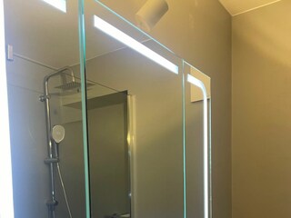 Badezimmer mit großem Spiegel