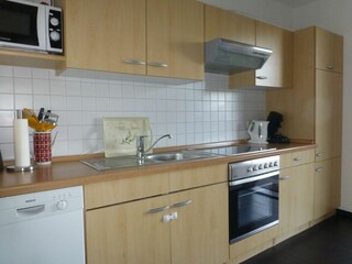 umfangreich ausgestattete Küche