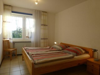 Schlafzimmer mit Doppelbett