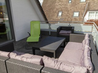 Balkonmöbel mit Auflagen und eine Sonnenliege