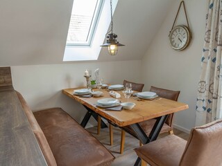 gemütlich unter dem Dachfenster