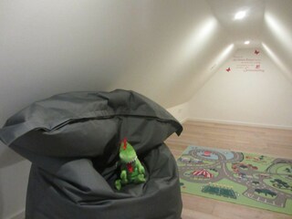 Kinderbereich mit Sitzsack und Spieleteppich