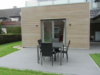 gepflegte Grünanlage mit moderner Außenfassade