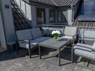 großzügig möbliert