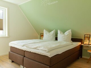 separates Schlafzimmer mit Doppelbett