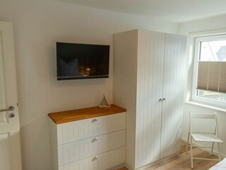 weiterer Fernseher, Kleiderschrank und Safe