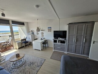 Esstisch u. Kleiderschrank