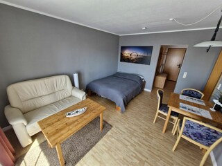 Wohnzimmer mit Blick auf den Eingangsbereich