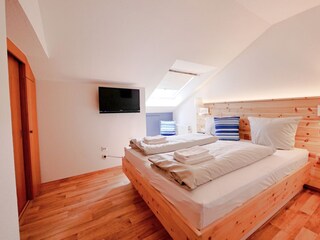 Belvita Fewo 2 - Schlafzimmer mit Zirbelholzbett und TV