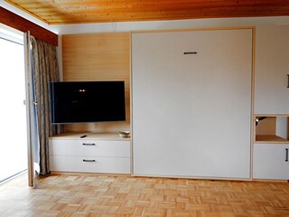 Schrankbett im Wohnzimmer