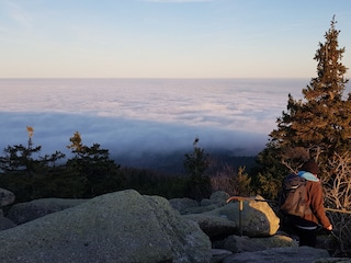 Blick von den Leistenklippen. Das Tiefland in Wolken.