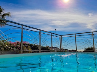 Genießen Sie das Traumpanorama auch aus dem Pool