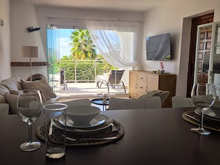 Die große Glasfront öffnet das Wohnzimmer zur Terrasse